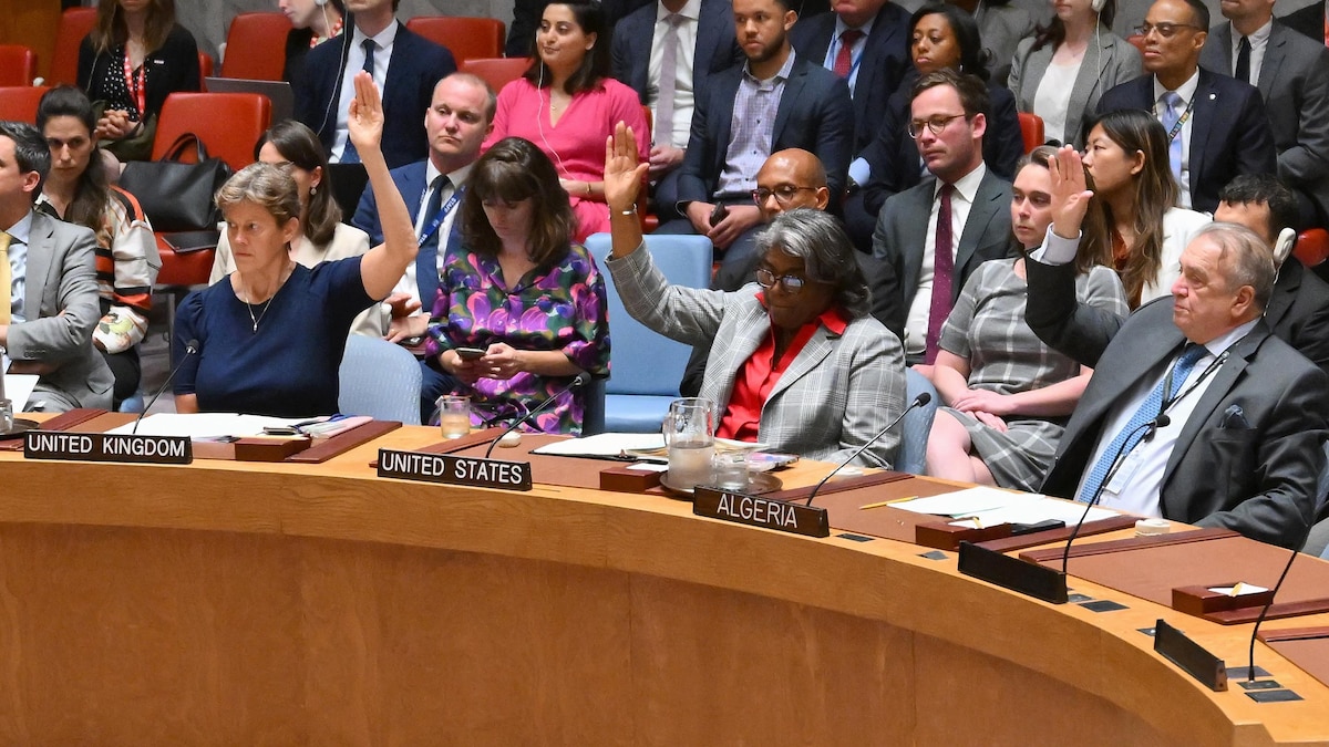 Les membres du Conseil de sécurité adoptant la résolution de cessez-le-feu.