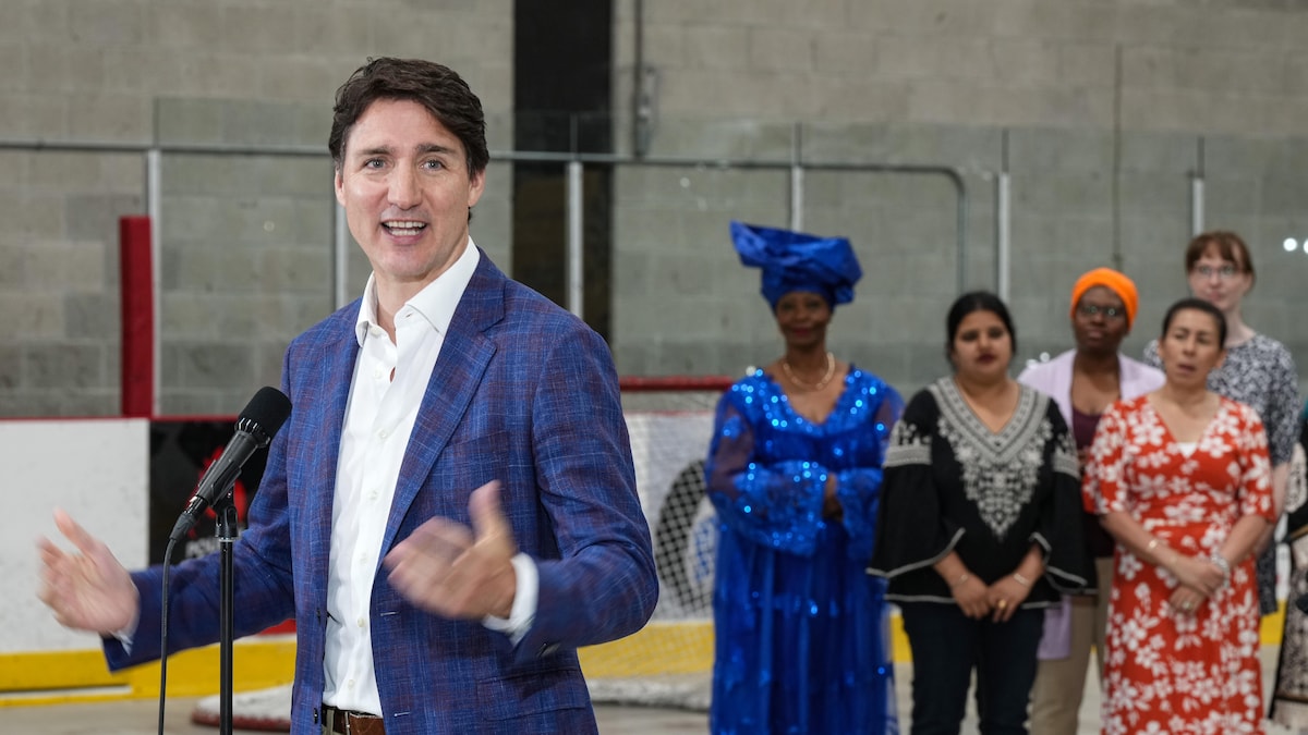 Justin Trudeau en conférence de presse dans un aréna, le 3 juillet 2024.