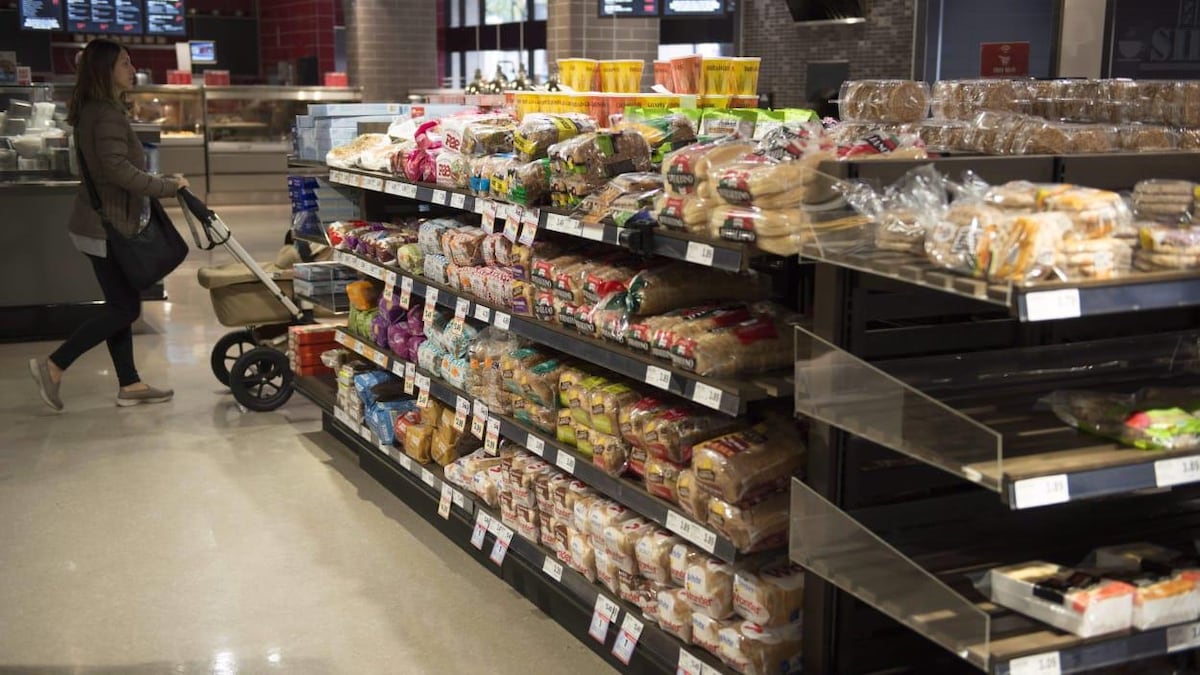 Un étalage de pains dans une épicerie.