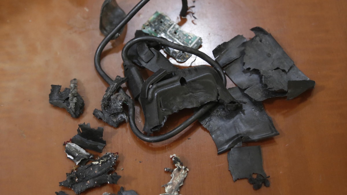 Débris d'une radio portable après son explosion.