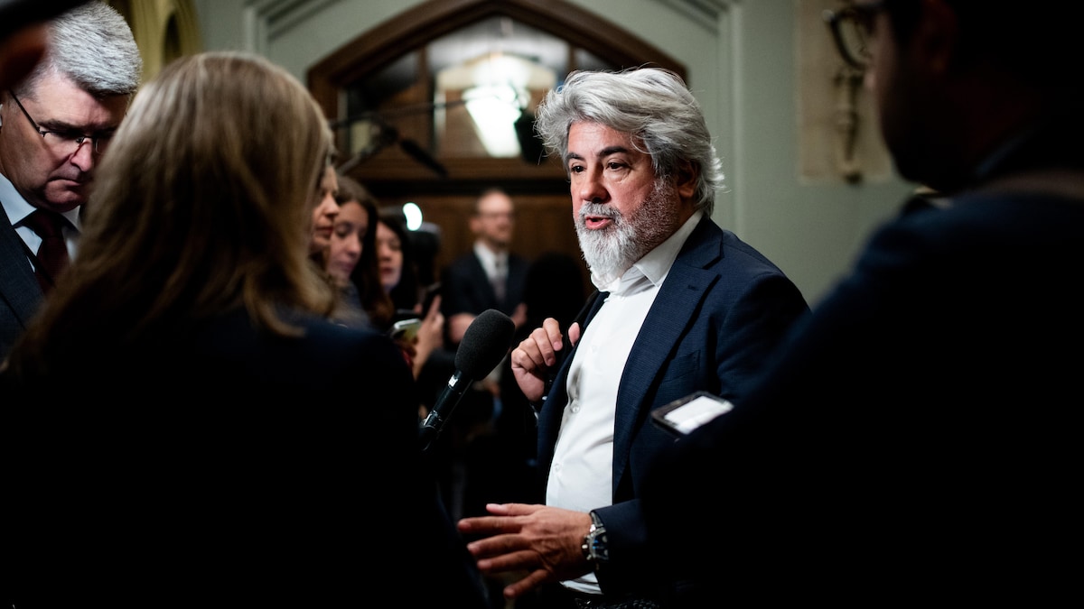 Pablo Rodriguez parle aux journalistes.