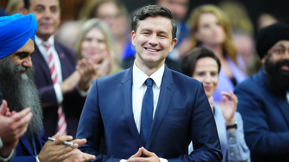 Pierre Poilievre debout en Chambre.