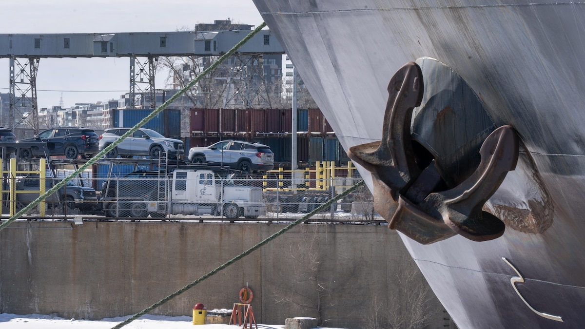 Vue de véhicules sur un camion au port de Montréal.