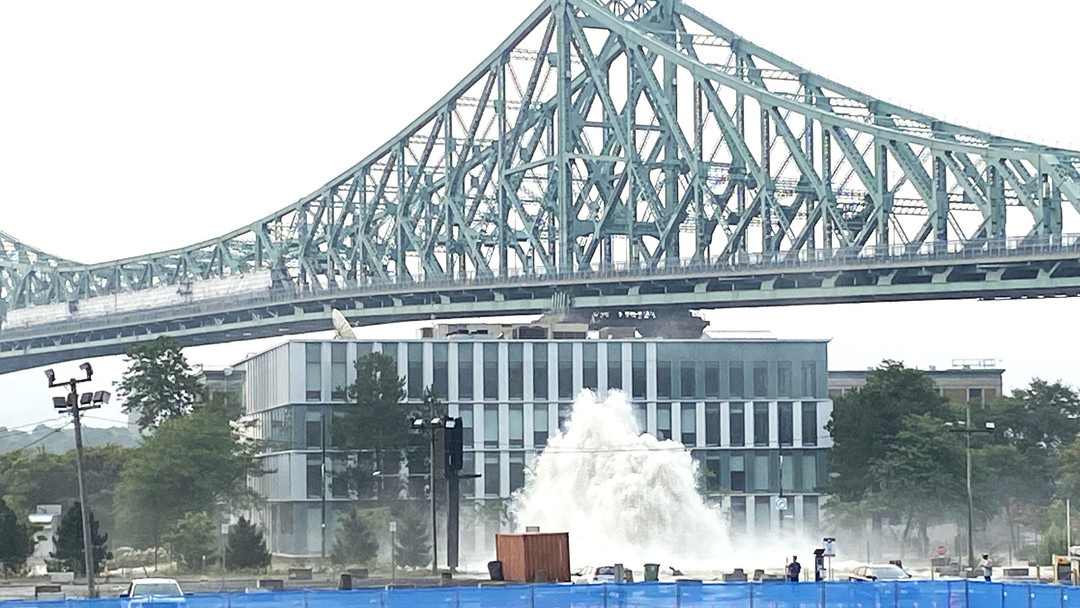 Bris d'aqueduc majeur | Impressionnant geyser en plein coeur de Montréal — 98.5 Montréal