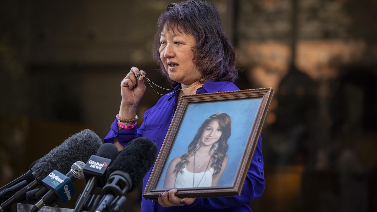 Carol Todd s'exprime devant les médias en tenant une photo de sa fille, Amanda, à la sortie de la Cour suprême de la Colombie-Britannique à New Westminster, le 14 octobre 2022.