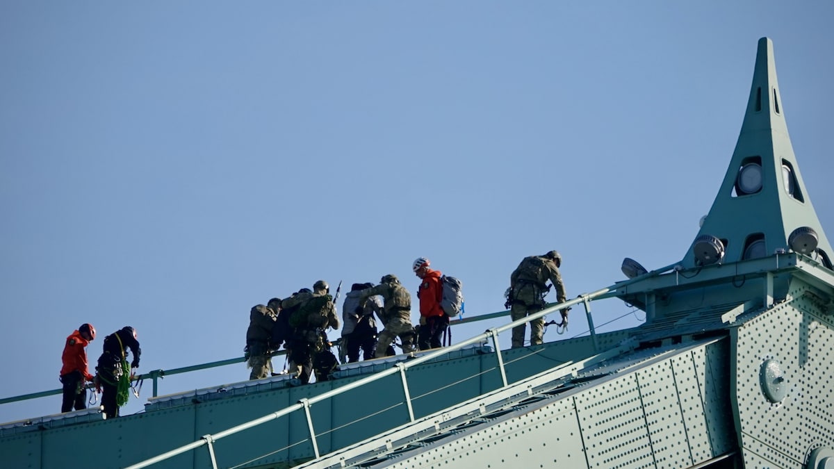 Des personnes au sommet d'un pont