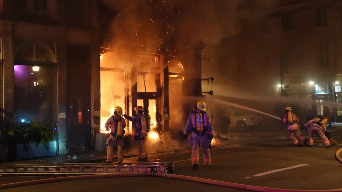 Des pompiers combattent un incendie.