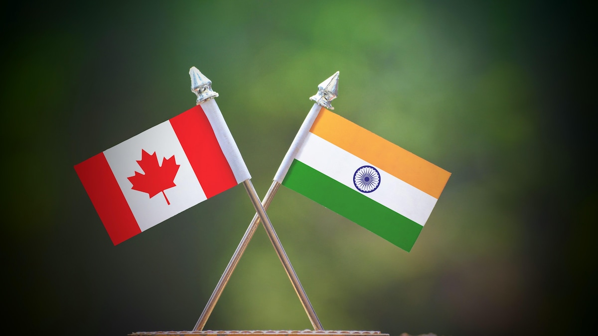 Drapeaux du Canada et de l'Inde.