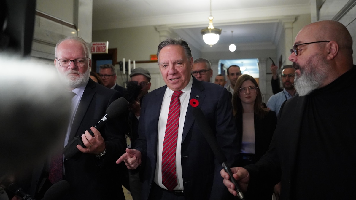 François Legault se rendant à la période de questions.