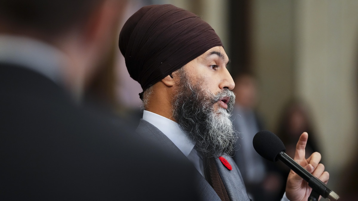 Jagmeet Singh parle dans un micro en point de presse.