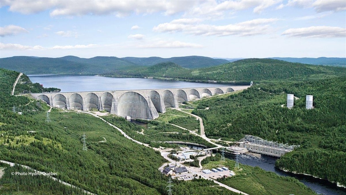 La centrale Manic-5, la centrale Manic-5-PA et le barrage Daniel-Johnson font partie du vaste complexe Manic-Outardes.