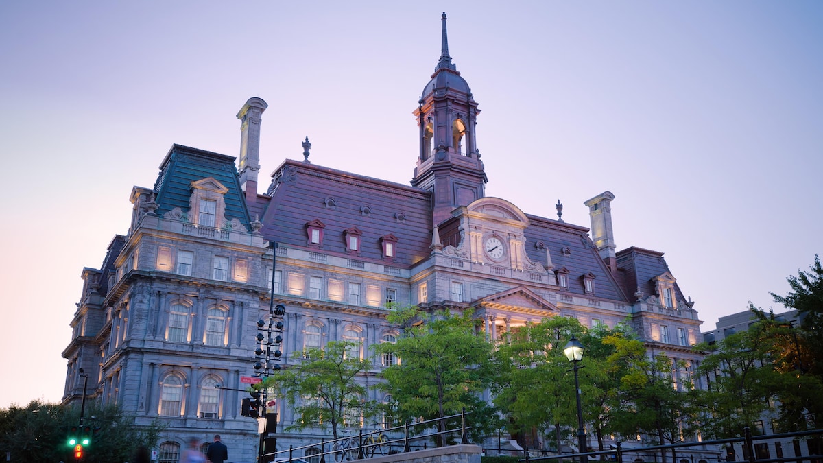 L'hôtel de ville de Montréal en soirée.