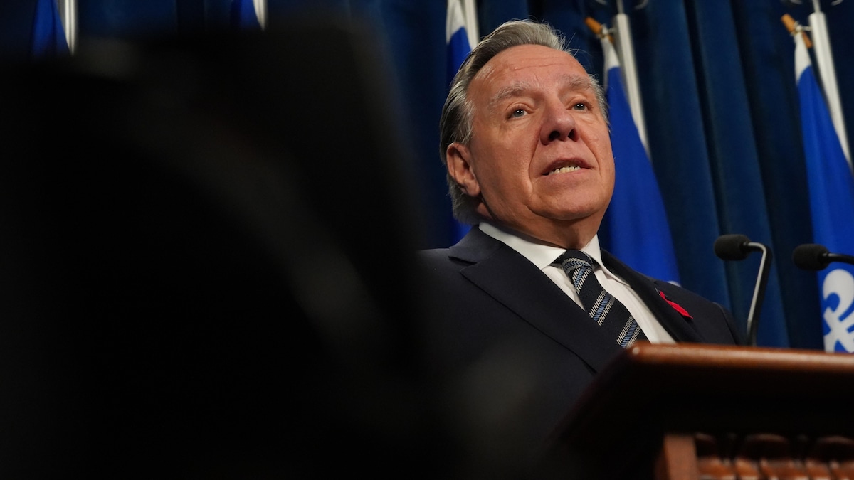 Un homme devant la tribune de presse.