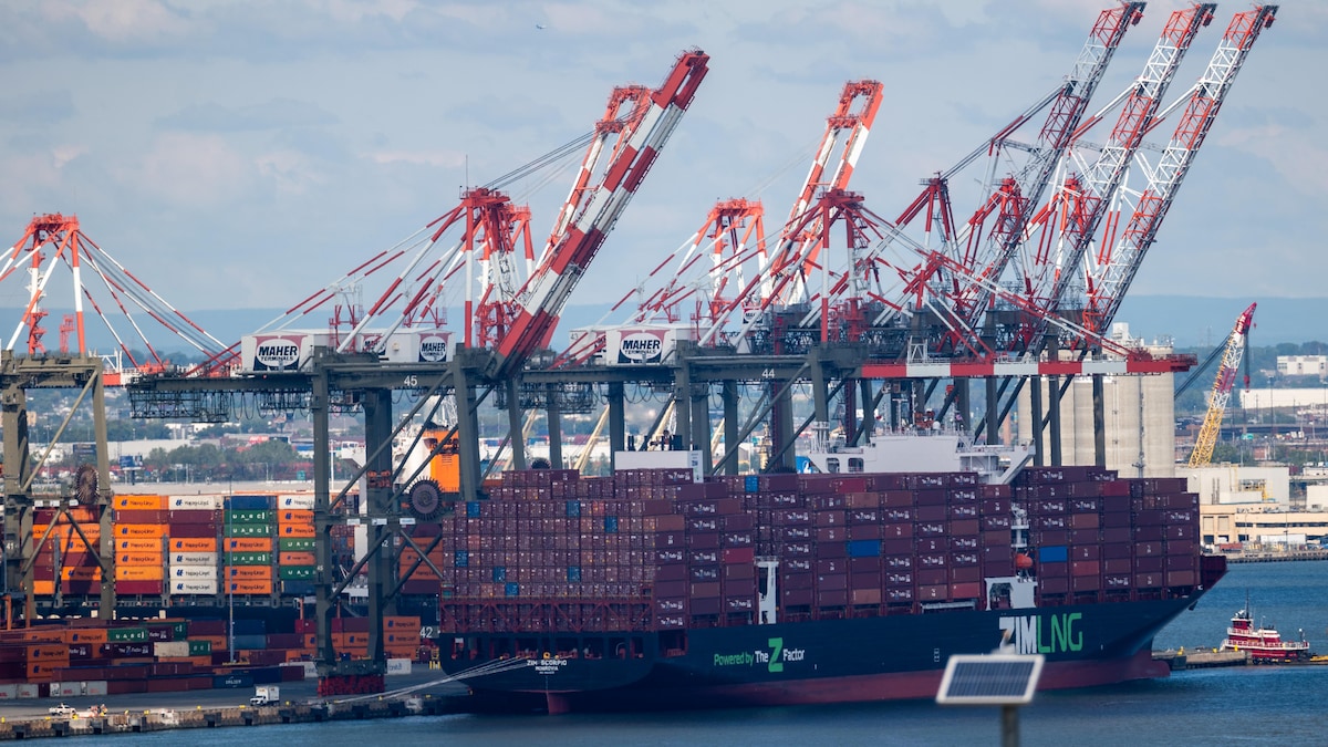 Un porte-conteneurs amarré au port de Newark, au New Jersey.