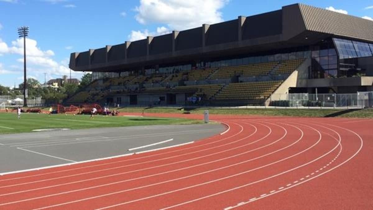 Vue de la piste d'athlétisme du Complexe sportif Claude-Robillard à Montréal.