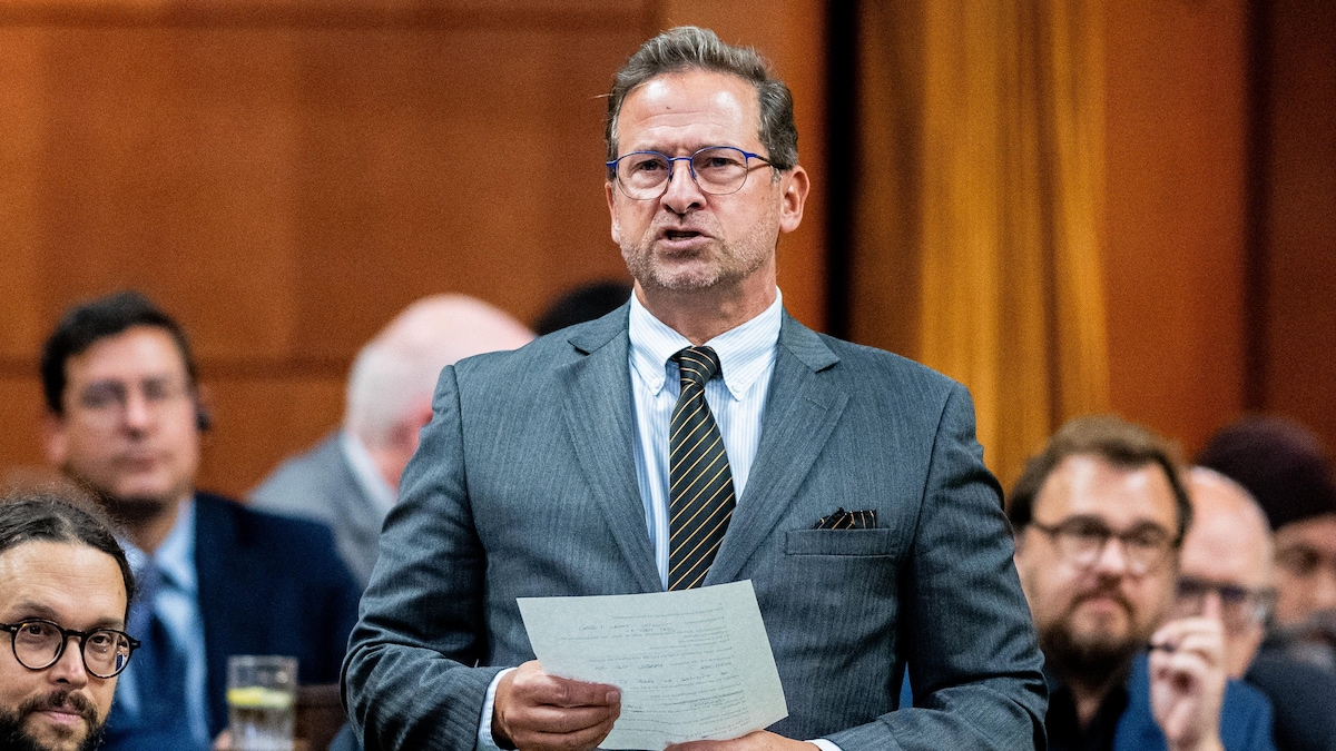 Yves-François Blanchet s'exprime debout à la Chambre des communes, une feuille à la main.