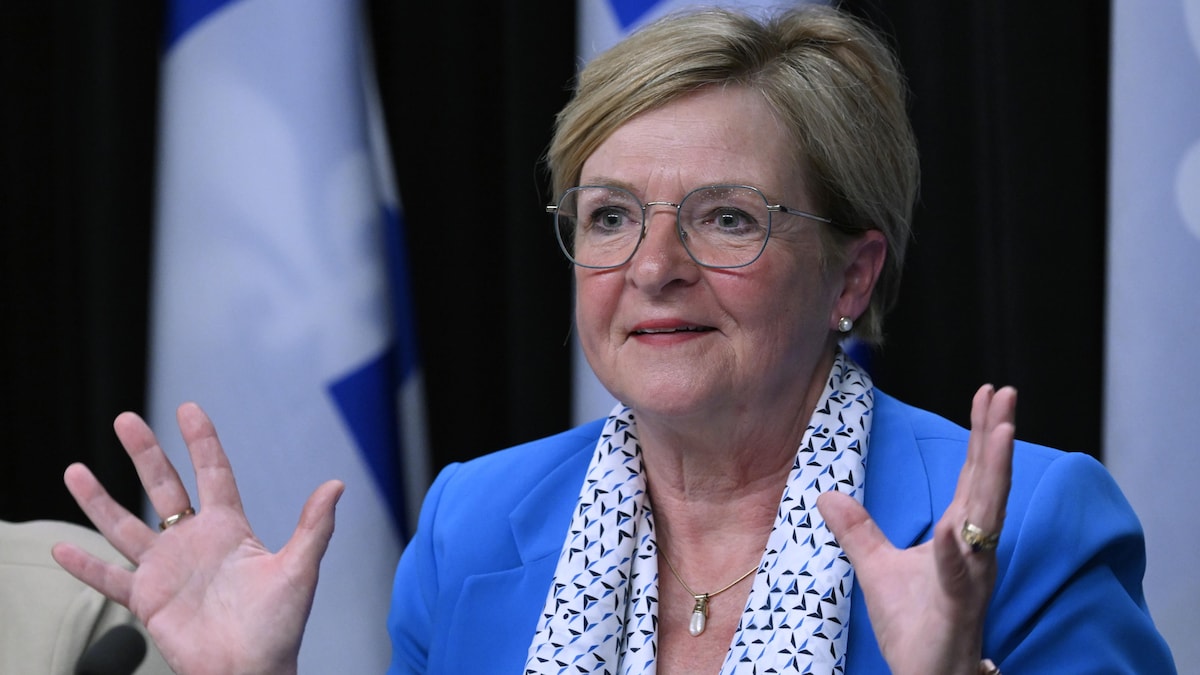 Guylaine Leclerc lève les mains en conférence de presse.