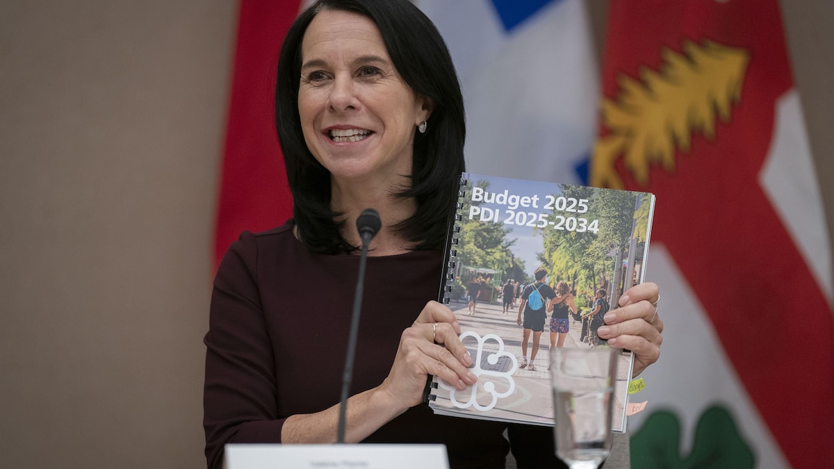 La mairesse Plante tient son budget 2025, sourire aux lèvres.