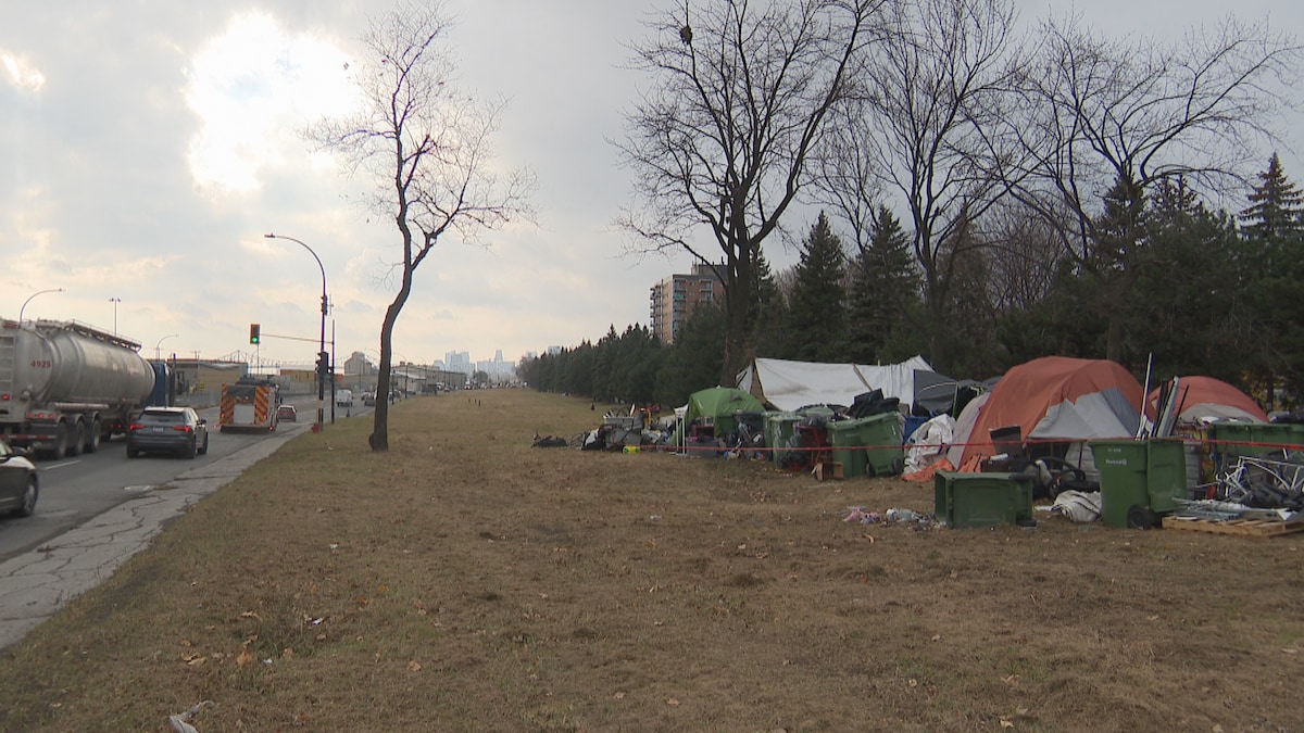 Un campement d'itinérants au bord d'une route.