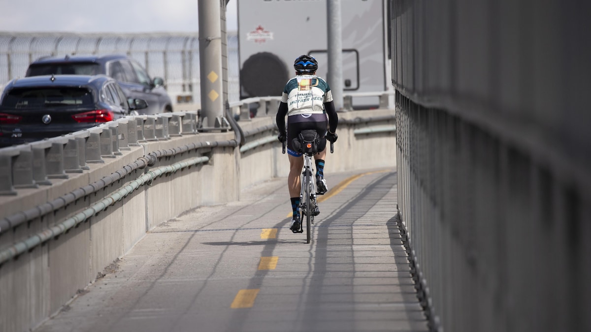 Un cycliste sur la piste cyclable du Pont Jacques-cartier.