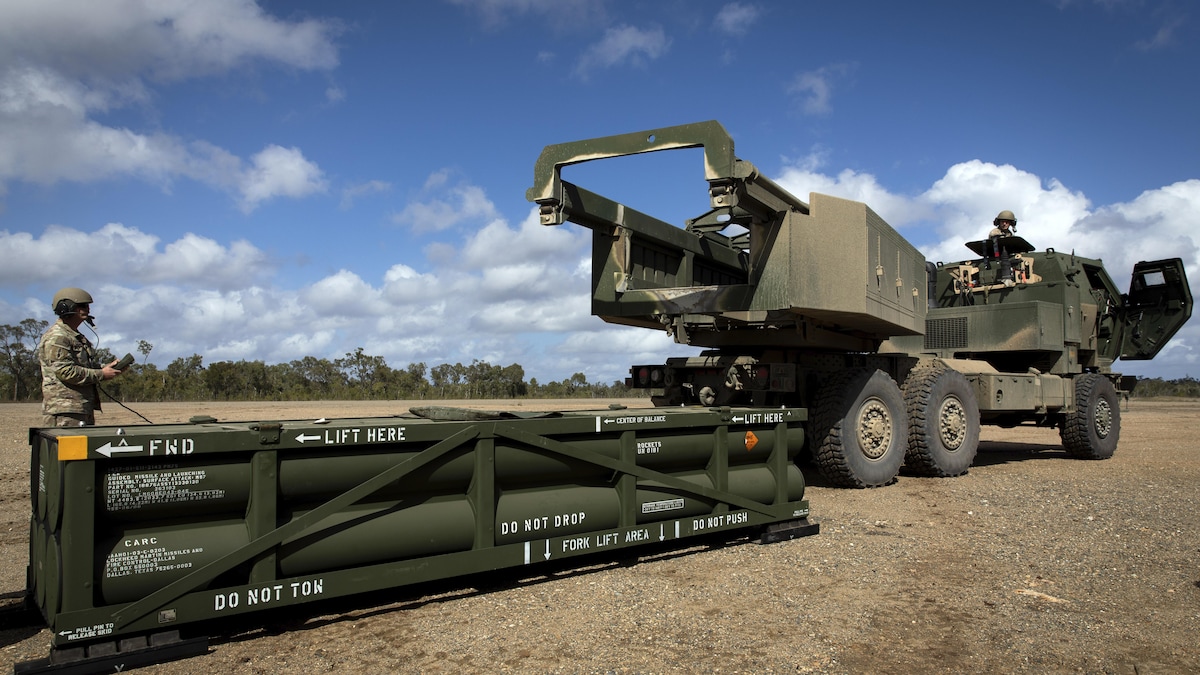 Une brigade d'artillerie prépare la grue pour le chargement du système de missiles tactiques de l'armée sur le système de roquettes d'artillerie à haute mobilité dans le Queensland, en Australie, le 26 juillet 2023.