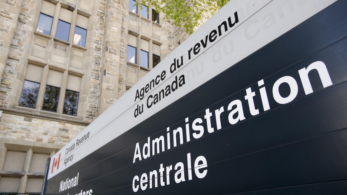 Une enseigne annonce les bureaux de l'administration centrale de l'Agence du revenu du Canada.