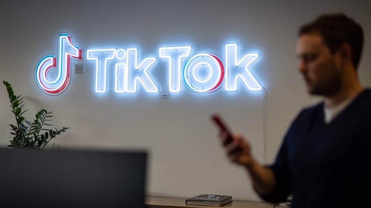 Une enseigne lumineuse de TikTok.