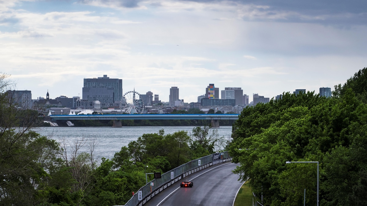 Une monoplace est sur une piste avec en arrière-plan le centre-ville de Montréal.