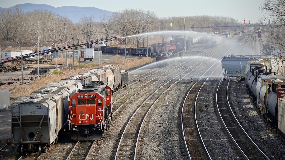 Une photo des wagons et des jets d'eau des pompiers.