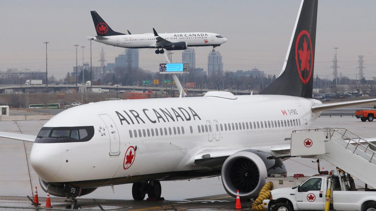 Des avions à l'aéroport de Toronto.