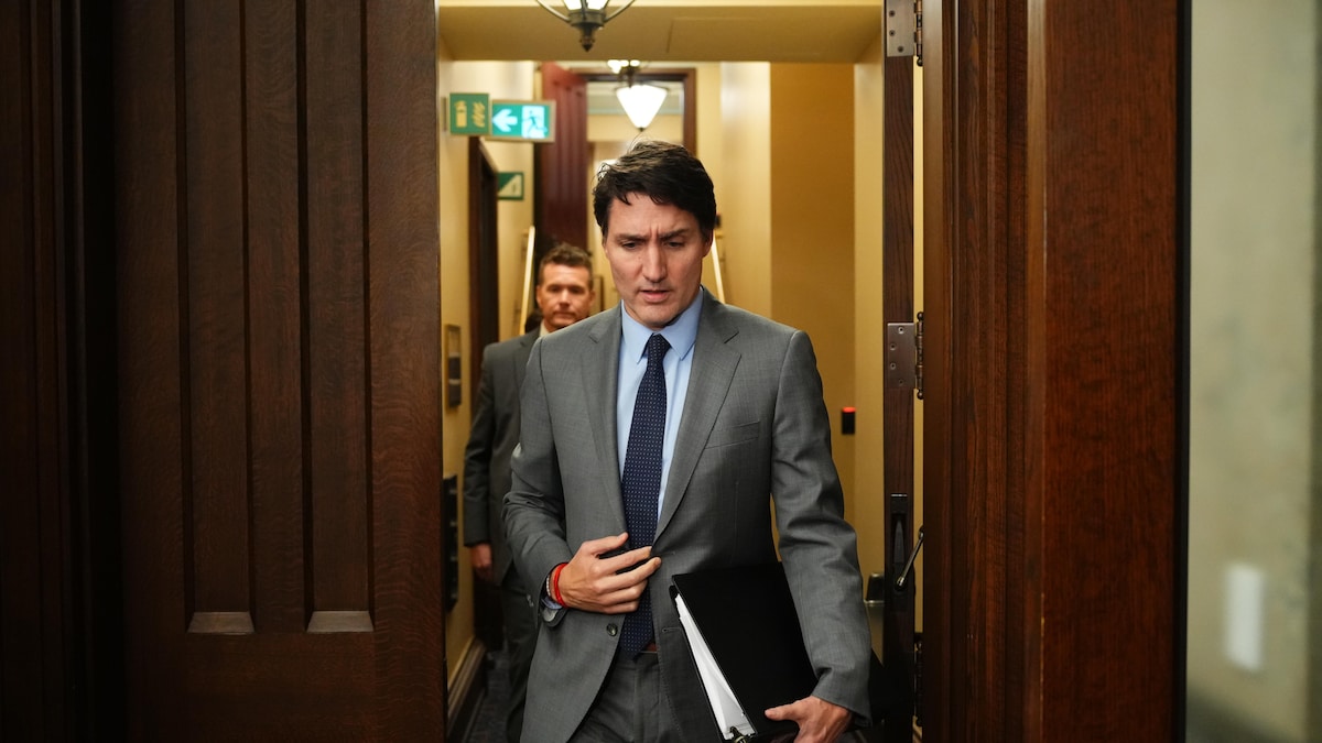 Justin Trudeau se dirige vers la Chambre des communes pour la période des questions.