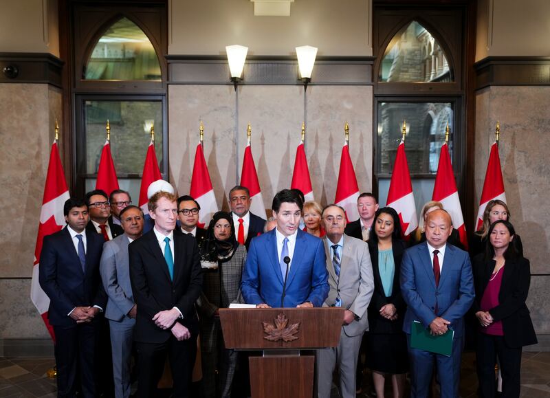 Le premier ministre Justin Trudeau et le ministre de l'Immigration, des Réfugiés et de la Citoyenneté Marc Miller sont accompagnés de leurs collègues députés lors d'une conférence de presse sur la Colline du Parlement à Ottawa, le jeudi 24 octobre 2024.