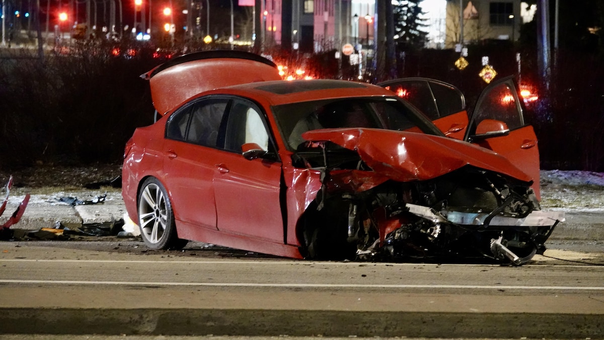 Un véhicule endommagé après une collision.