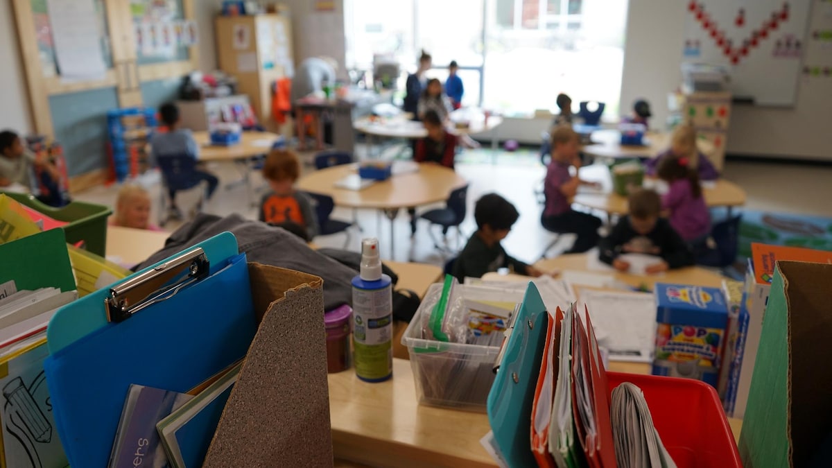 De jeunes enfants assis dans une salle de classe.