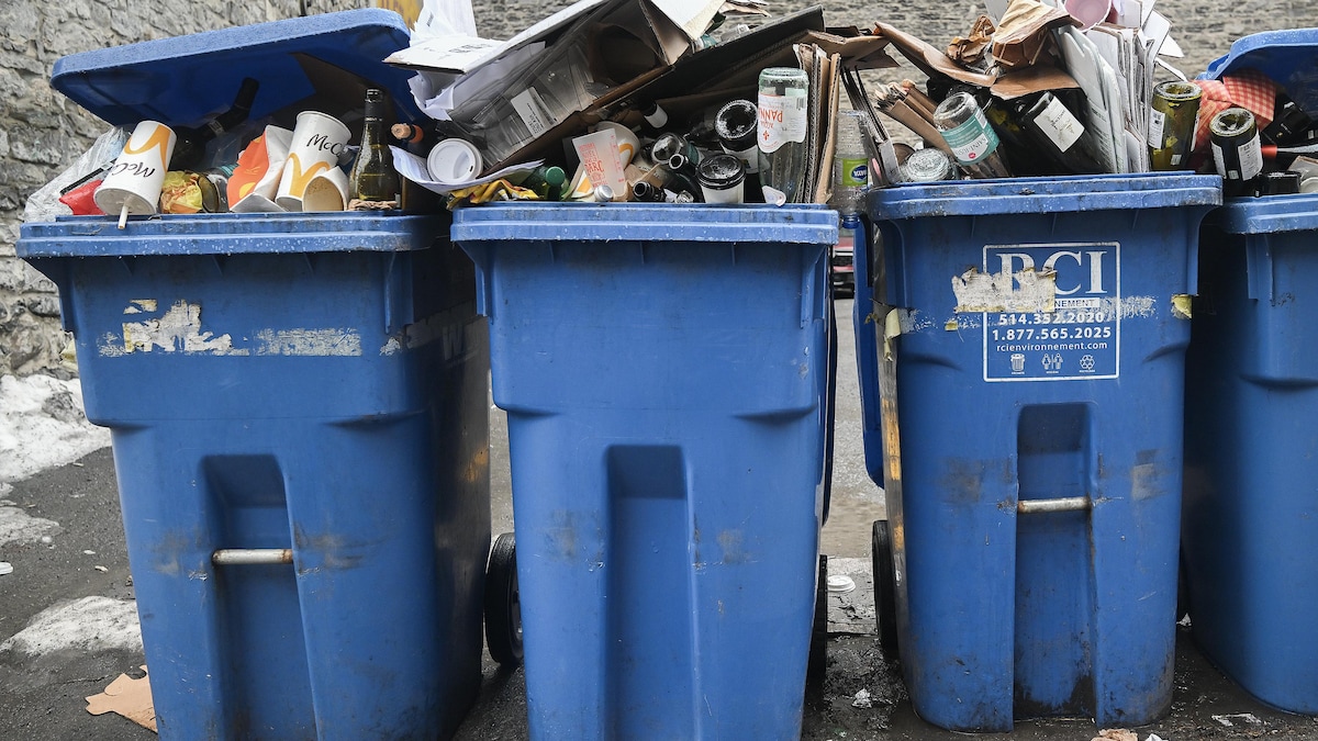 Des bacs de recyclage remplis à ras bord.