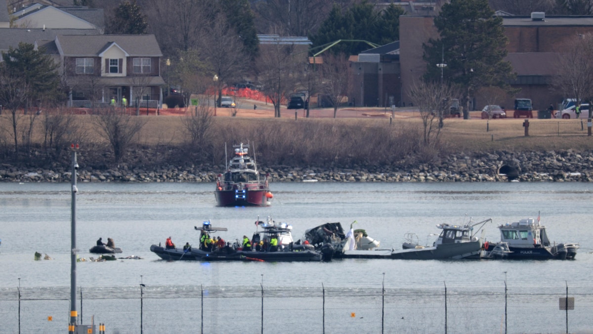 Des secours sur des pneumatiques sur l'eau.