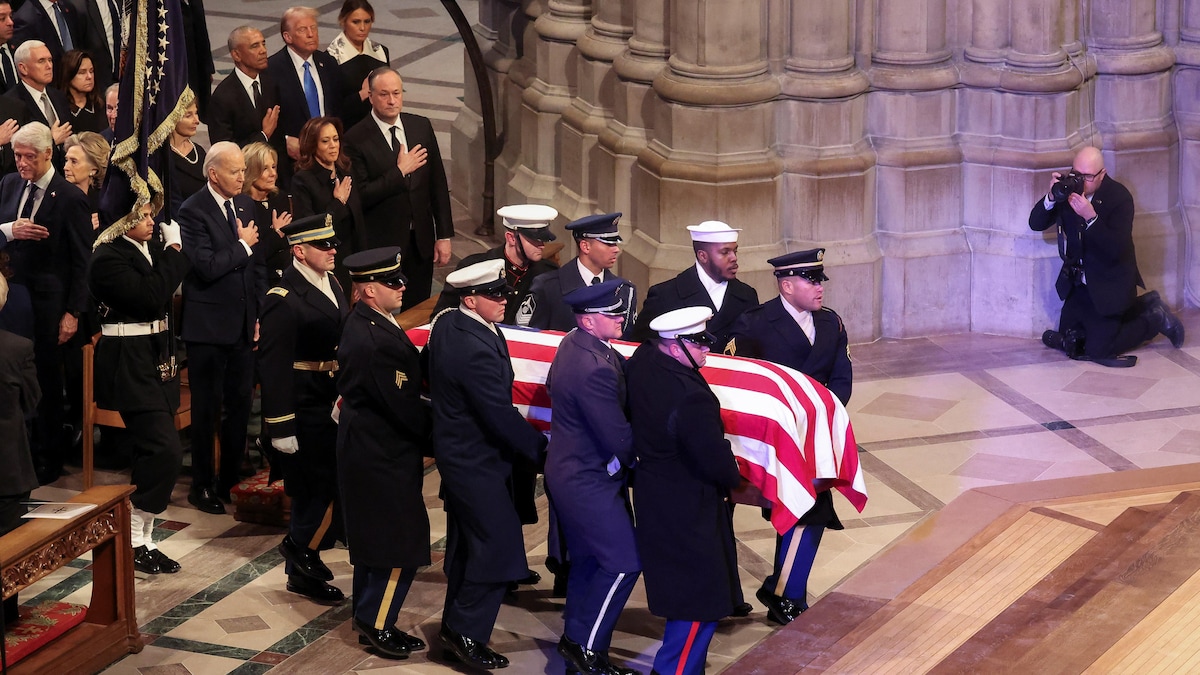 Des soldats portent le cercueil de Jimmy Carter, sous les yeux de Joe Biden et Kamala Harris, entre autres.