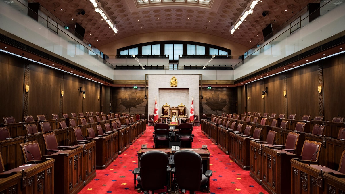 La chambre du Sénat vide.