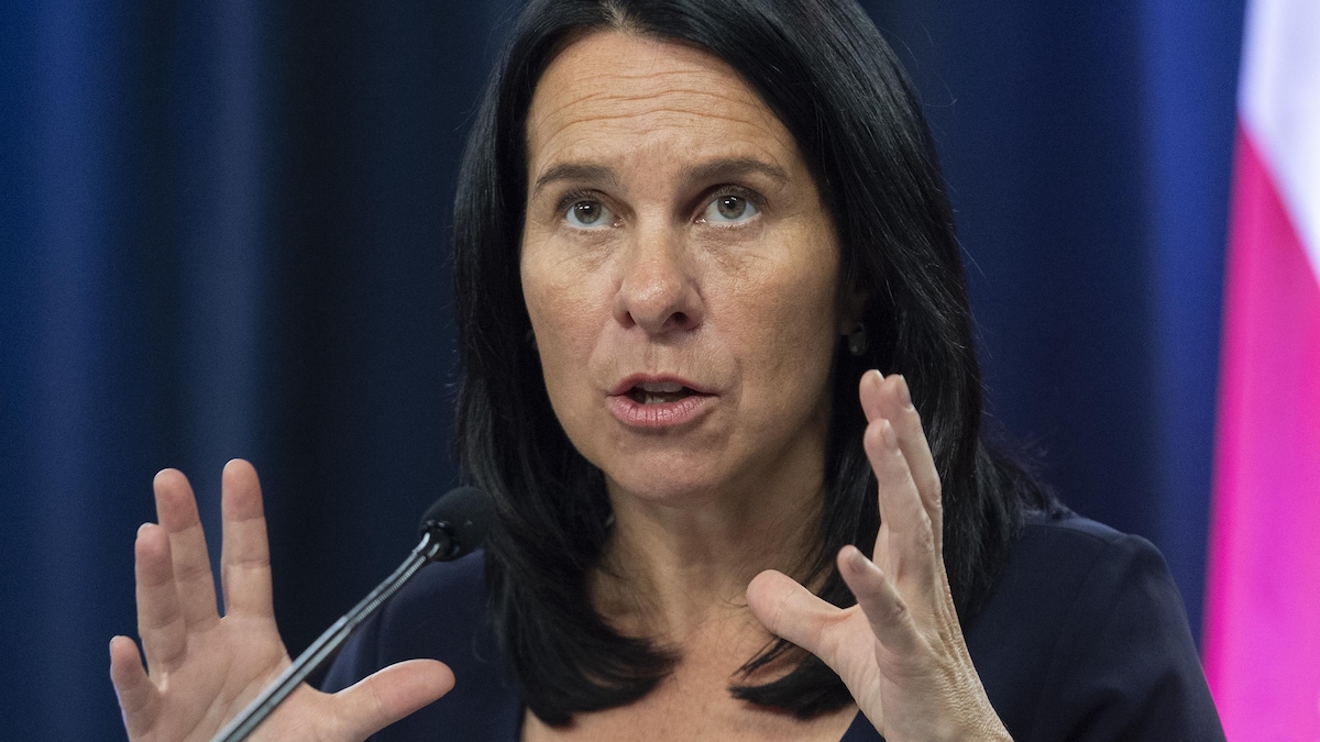 La mairesse Valérie Plante au micro.