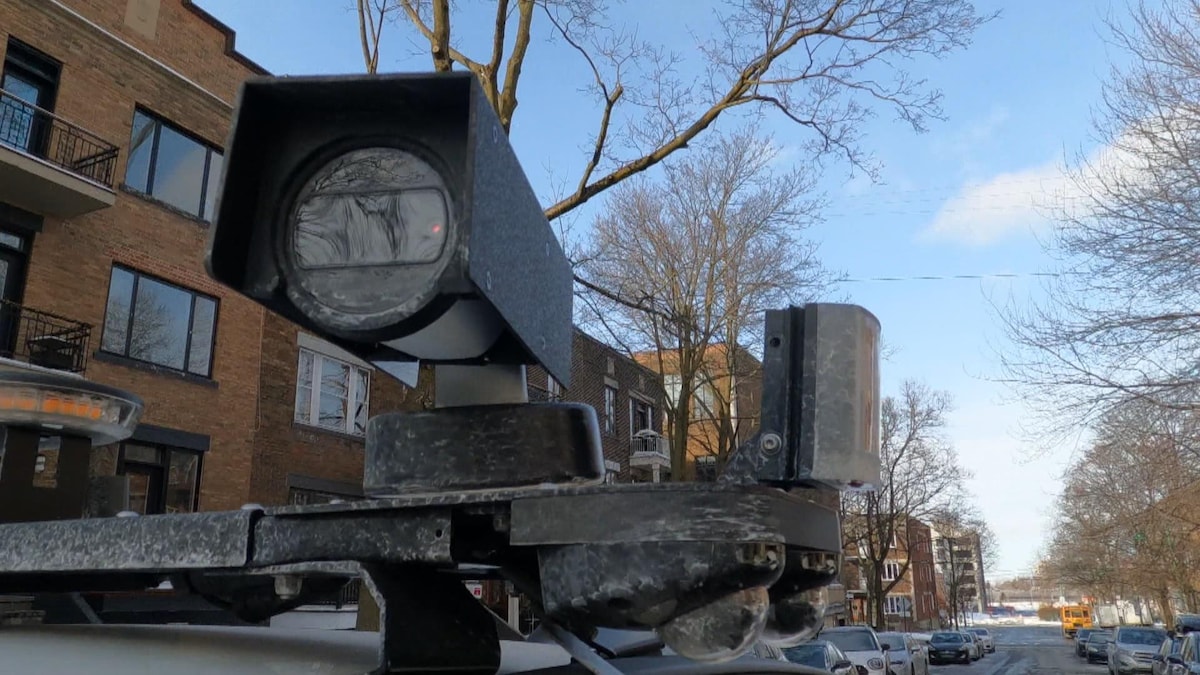 Une caméra montée sur le toit d'une voiture.